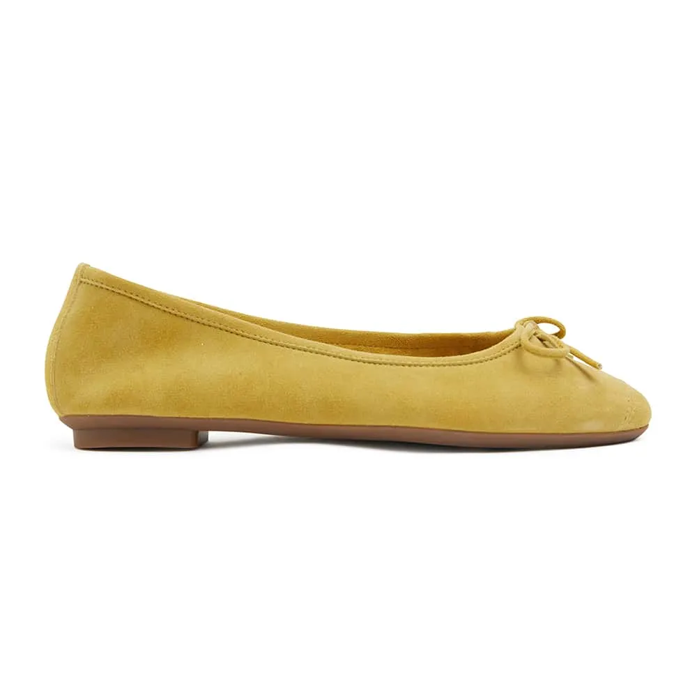 Alexa Flat in Mustard Suede