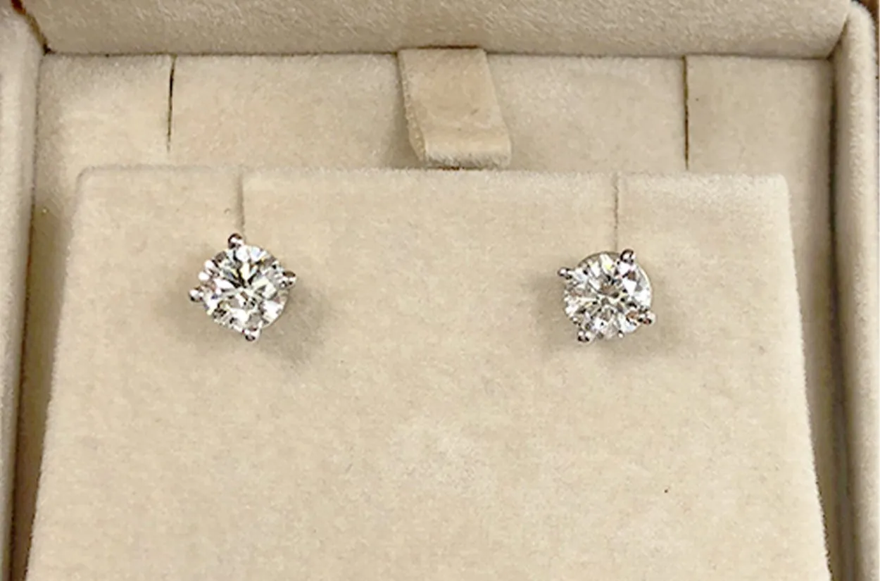 Earrings 1.41cts Natural Round Diamonds I I1 18kt Gold Studs