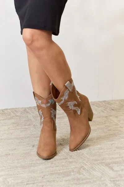 Rhinestone Detail Cowboy Boots in Tan